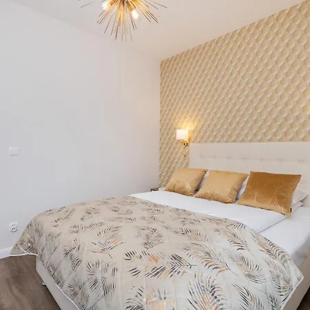 Apartment Elegant With Balcony And Air Conditioning In By Renters *